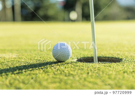 芝生が綺麗なゴルフ場のグリーン 芝生が綺麗なゴルフ場のグリーン 97720999