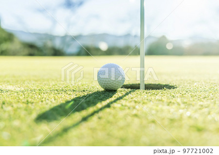 芝生が綺麗なゴルフ場のグリーン 97721002