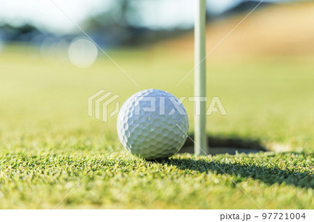芝生が綺麗なゴルフ場のグリーン 芝生が綺麗なゴルフ場のグリーン 97721004