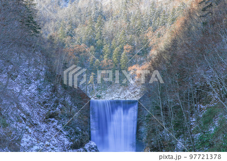 【北海道美瑛町】滝と雪化粧 【北海道美瑛町】滝と雪化粧 97721378