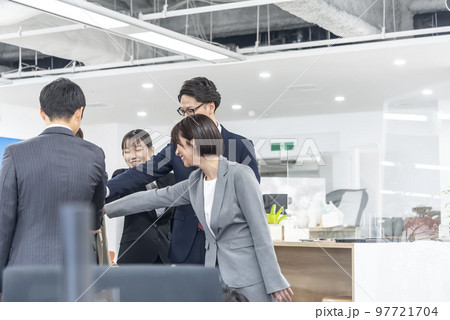 若手ビジネスチーム　円陣 97721704