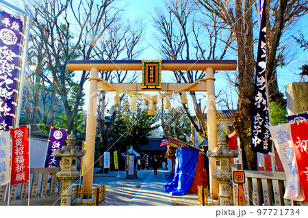 【東京】冬の品川　蛇窪神社の鳥居と賑やかな参道 97721734