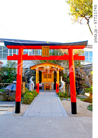 【東京】冬の品川 蛇窪神社内の白蛇辨財天社 【東京】冬の品川 蛇窪神社内の白蛇辨財天社 97721740