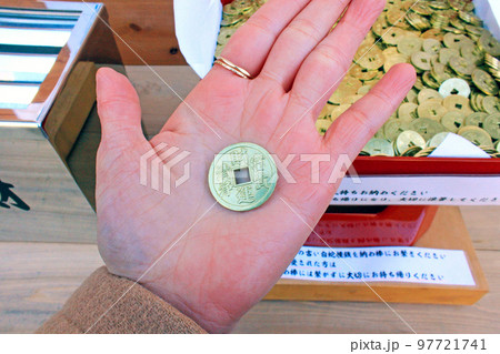 【東京】冬の品川 白蛇辨財天社の白蛇種銭 【東京】冬の品川 白蛇辨財天社の白蛇種銭 97721741