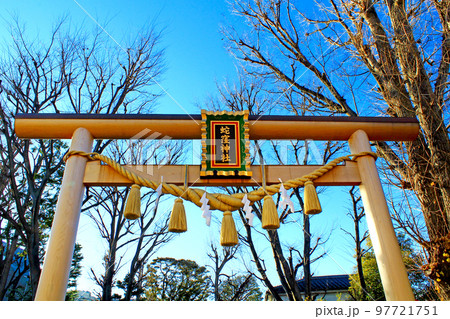 【東京】冬の品川 蛇窪神社の鳥居と冬晴れの青空 【東京】冬の品川 蛇窪神社の鳥居と冬晴れの青空 97721751