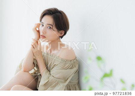 ビューティイメージ　ショートヘアの女性 97721836