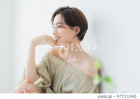 ビューティイメージ　ショートヘアの女性 97721840