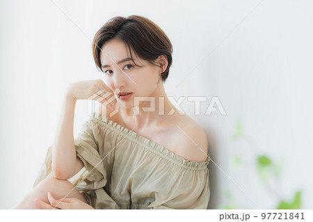ビューティイメージ　ショートヘアの女性 97721841