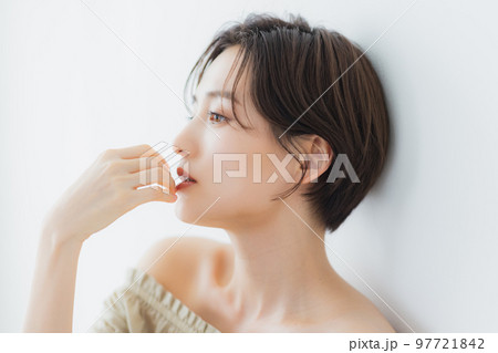 ビューティイメージ ショートヘアの女性 ビューティイメージ ショートヘアの女性 97721842