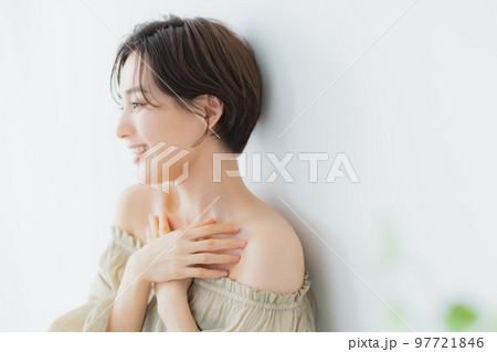 ビューティイメージ　ショートヘアの女性 97721846