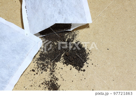 破けて中身が散乱した使い捨てカイロ 97721863