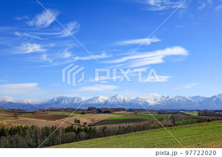 【北海道美瑛町】積雪の十勝岳連邦と巻雲 97722020
