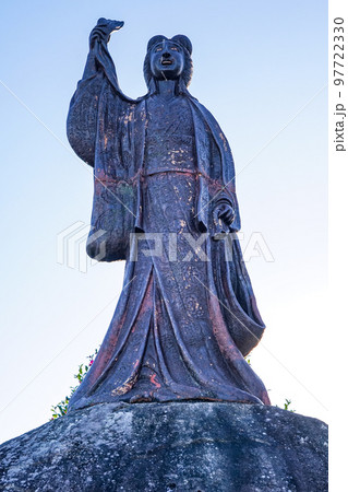 虹の松原を見晴らす鏡山に立つ佐用姫像（佐賀県唐津市） 97722330