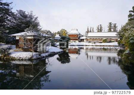 岡山県津山市にある回遊式日本庭園「衆楽園」：雪景色 97722579