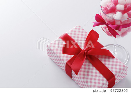 ハートのブロックと赤いリボンのプレゼント 97722805