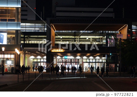 夜の姫路駅の賑わい 97722821