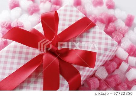 ハートのブロックと赤いリボンのプレゼント ハートのブロックと赤いリボンのプレゼント 97722850