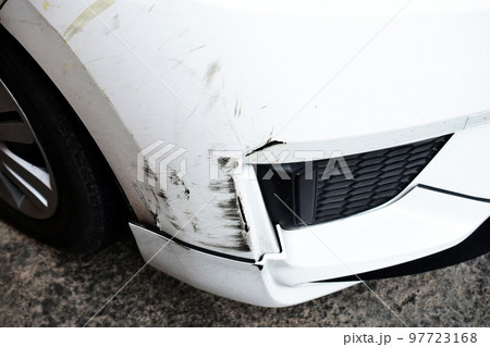 close up of damaged scratching on the front of the white car 97723168