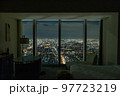 高層ホテルの客室から見える夜景 97723219