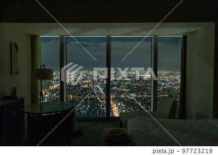 高層ホテルの客室から見える夜景 高層ホテルの客室から見える夜景 97723219
