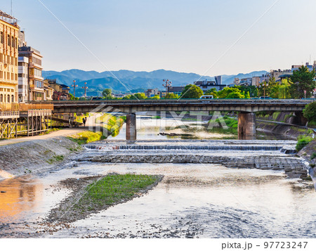春の京都 朝の鴨川と四条大橋 春の京都 朝の鴨川と四条大橋 97723247