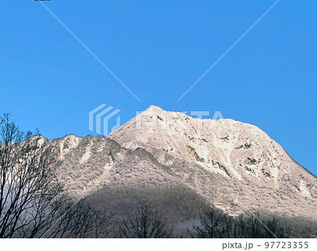 【長野県信濃町】山頂が白く雪化粧した11月の妙高山 97723355