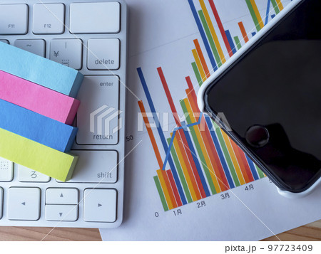 グラフ、パソコン、スマホ のビジネスイメージ  97723409