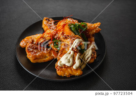 マヨネーズをかけた鶏ムネ肉の照り焼き 97723504