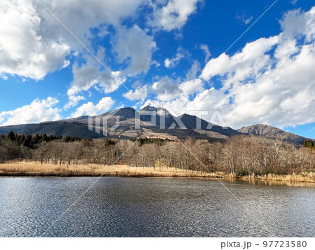 【新潟県妙高市】冠雪した妙高山 と いもり池 11月の風景 【新潟県妙高市】冠雪した妙高山 と いもり池 11月の風景 97723580