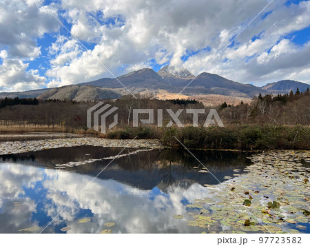 【新潟県妙高市】冠雪した妙高山　と　いもり池　11月の風景 97723582