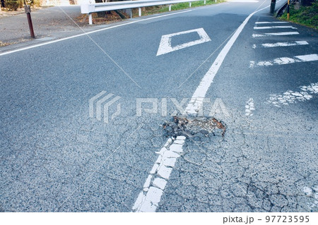 路面の一部が陥没した道路 路面の一部が陥没した道路 97723595