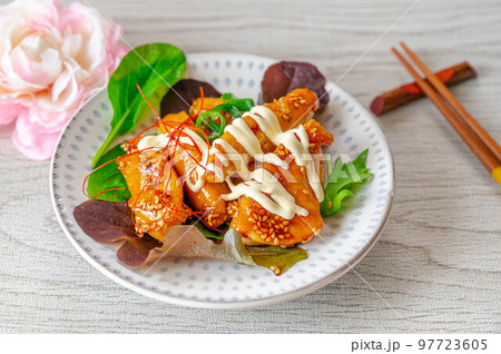 マヨネーズをかけた鶏ムネ肉の照り焼き 97723605