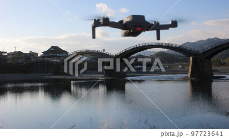 『ドローン』未来！SDGs地球の輝き　光りかがやくミライの空と暮らし 97723641