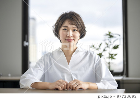 カメラ目線で話す30代のビジネスウーマン 97723695
