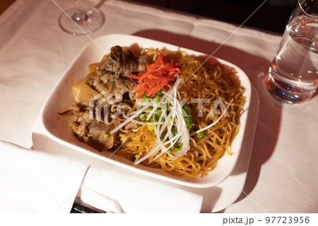 国際線ビジネスクラスの機内食の焼そば 97723956