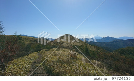 秋の飯盛山と遠望の富士山 97724159