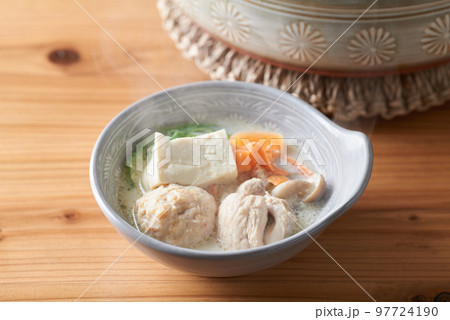 取り皿に分けたごま豆乳鍋 97724190