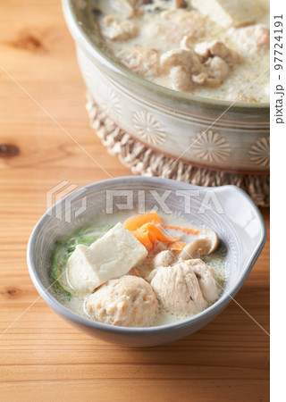取り皿に分けたごま豆乳鍋 97724191