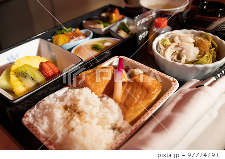 国際線ビジネスクラスの機内食美味しい和食、懐石弁当 97724293