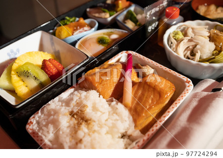 国際線ビジネスクラスの機内食美味しい和食、懐石弁当 97724294