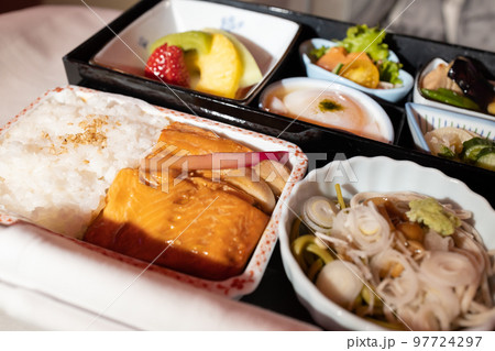 国際線ビジネスクラスの機内食美味しい和食、懐石弁当 97724297