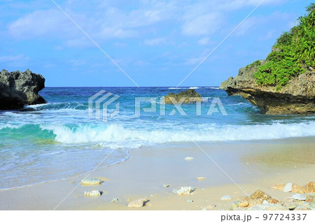 見ていて飽きることのない沖縄・万座のビーチ 97724337