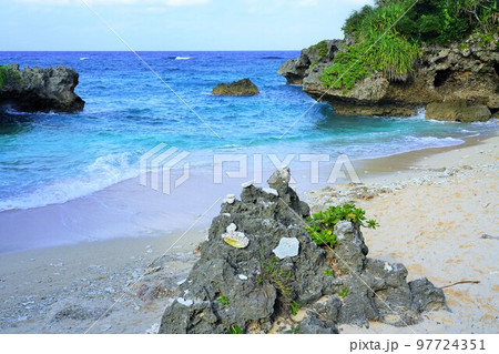 見ていて飽きることのない沖縄・万座のビーチ 97724351