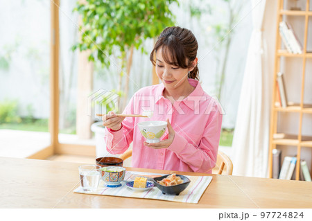 食事する若い女性 97724824