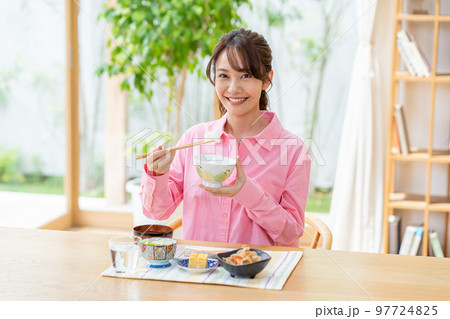 食事する若い女性 97724825