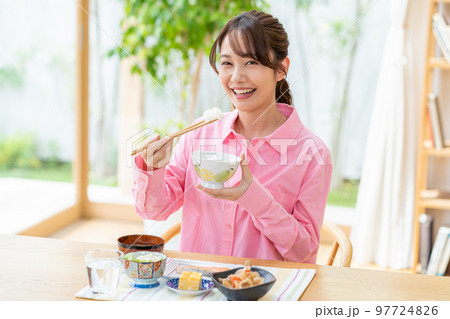 食事する若い女性 97724826
