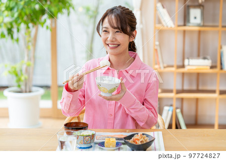 食事する若い女性 97724827