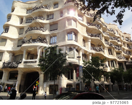 アントニ・ガウディ 97725065