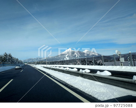 美しい冬化粧の磐梯山 97725088