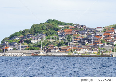 萩大島の漁港の家並み 97725281